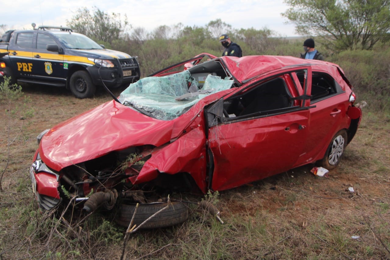 Condutor Fica Preso S Ferragens E Ocupante Ejetada Ap S Capotamento