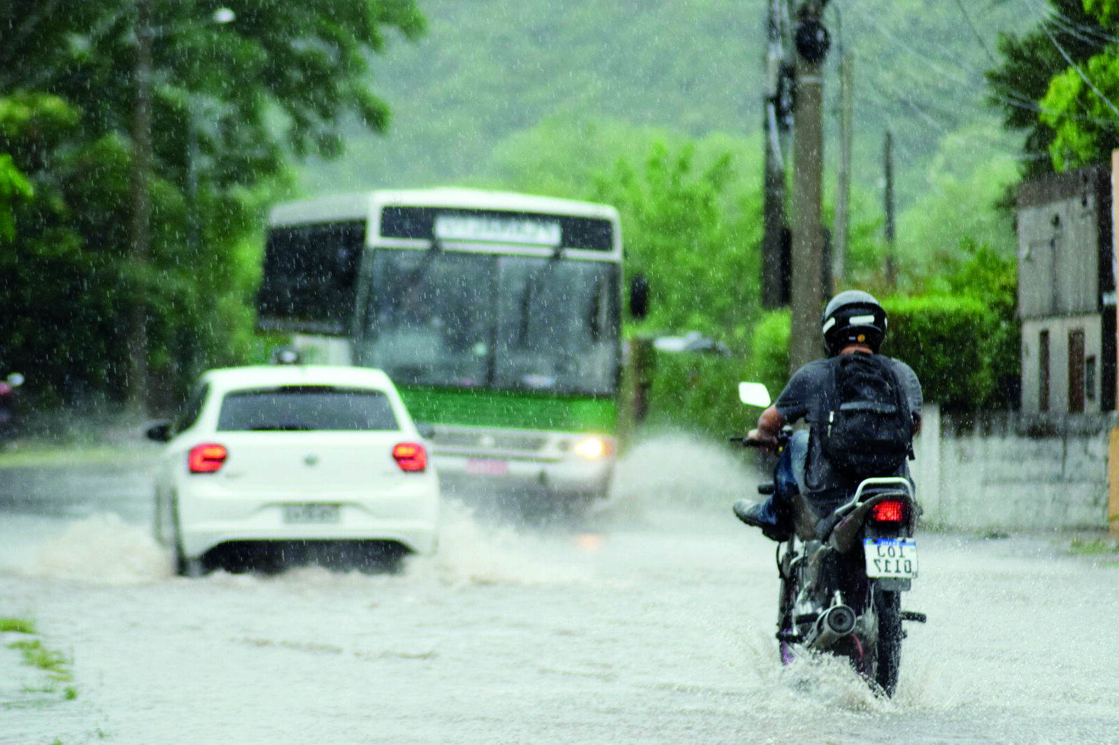 Temporal causa alagamento em vários pontos de Livramento Jornal A Plateia