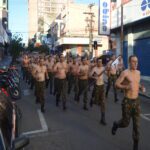 TREINAMENTO FÍSICO MILITAR O Treinamento Físico Militar (TFM) é uma instrução direcionada à preparação física dos integrantes do Exército, com intuito de proporcionar-lhes aptidão para o desempenho das atividades militares, além de contribuir para saúde física e mental. Neste contexto, o 7º Regimento de Cavalaria Mecanizado (7º RC Mec) realizou, no dia 6 de maio de 2022, uma sessão de TFM, a qual dividiu-se em aquecimento, trabalho principal e volta à calma.