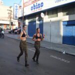 TREINAMENTO FÍSICO MILITAR O Treinamento Físico Militar (TFM) é uma instrução direcionada à preparação física dos integrantes do Exército, com intuito de proporcionar-lhes aptidão para o desempenho das atividades militares, além de contribuir para saúde física e mental. Neste contexto, o 7º Regimento de Cavalaria Mecanizado (7º RC Mec) realizou, no dia 6 de maio de 2022, uma sessão de TFM, a qual dividiu-se em aquecimento, trabalho principal e volta à calma.