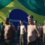 TREINAMENTO FÍSICO MILITAR O Treinamento Físico Militar (TFM) é uma instrução direcionada à preparação física dos integrantes do Exército, com intuito de proporcionar-lhes aptidão para o desempenho das atividades militares, além de contribuir para saúde física e mental. Neste contexto, o 7º Regimento de Cavalaria Mecanizado (7º RC Mec) realizou, no dia 6 de maio de 2022, uma sessão de TFM, a qual dividiu-se em aquecimento, trabalho principal e volta à calma.