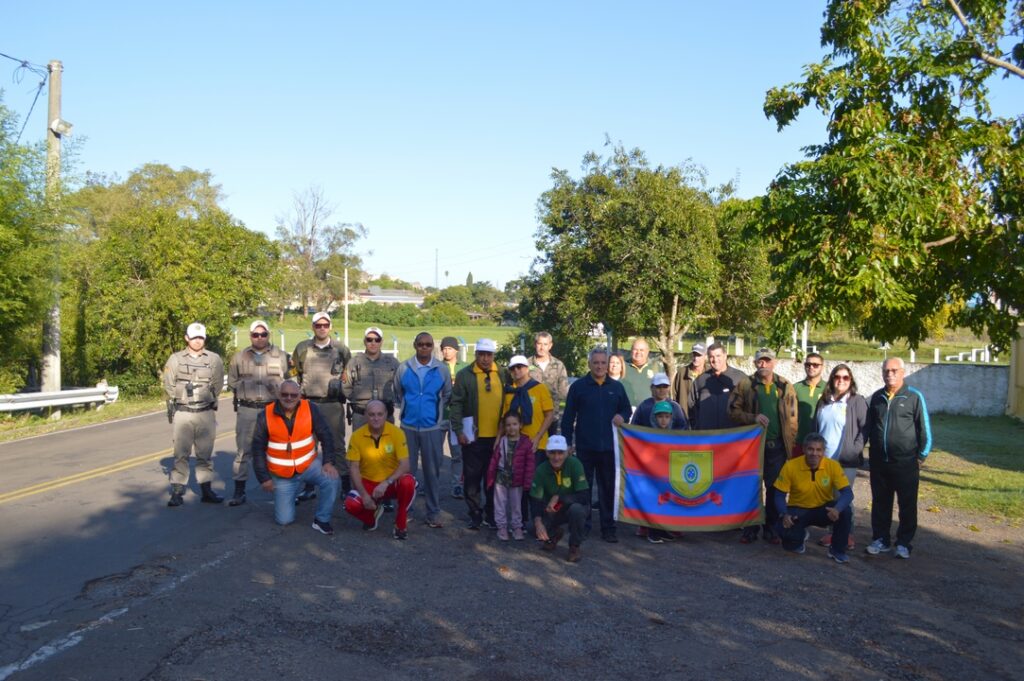 PROGRAMA RESERVA ATIVA – MARCHA 10 Km Os integrantes da Confraria dos Militares da Reserva da Guarnição de Santana do Livramento, realizaram, no dia 30 de abril de 2022, uma marcha de 10 km, com objetivo de proporcionar ação social aos nossos reservistas e suas famílias. Na atividade, sob a coordenação do Cap PTTC Carlos Roberto de Paula Figueiredo, os participantes percorreram um percurso pré-determinado e ao final foi realizada uma confraternização nas instalações da Confraria. Esta iniciativa contempla o calendário do Programa Reserva Ativa, implementado com a finalidade de levar aos reservistas e familiares momentos lúdicos, além de colaborar para a manutenção da saúde física e mental.