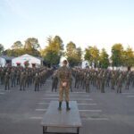 TREINAMENTO FÍSICO MILITAR O Treinamento Físico Militar (TFM) é uma instrução direcionada à preparação física dos integrantes do Exército, com intuito de proporcionar-lhes aptidão para o desempenho das atividades militares, além de contribuir para saúde física e mental. Neste contexto, o 7º Regimento de Cavalaria Mecanizado (7º RC Mec) realizou, no dia 6 de maio de 2022, uma sessão de TFM, a qual dividiu-se em aquecimento, trabalho principal e volta à calma.