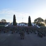 TREINAMENTO FÍSICO MILITAR O Treinamento Físico Militar (TFM) é uma instrução direcionada à preparação física dos integrantes do Exército, com intuito de proporcionar-lhes aptidão para o desempenho das atividades militares, além de contribuir para saúde física e mental. Neste contexto, o 7º Regimento de Cavalaria Mecanizado (7º RC Mec) realizou, no dia 6 de maio de 2022, uma sessão de TFM, a qual dividiu-se em aquecimento, trabalho principal e volta à calma.