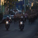 TREINAMENTO FÍSICO MILITAR O Treinamento Físico Militar (TFM) é uma instrução direcionada à preparação física dos integrantes do Exército, com intuito de proporcionar-lhes aptidão para o desempenho das atividades militares, além de contribuir para saúde física e mental. Neste contexto, o 7º Regimento de Cavalaria Mecanizado (7º RC Mec) realizou, no dia 6 de maio de 2022, uma sessão de TFM, a qual dividiu-se em aquecimento, trabalho principal e volta à calma.