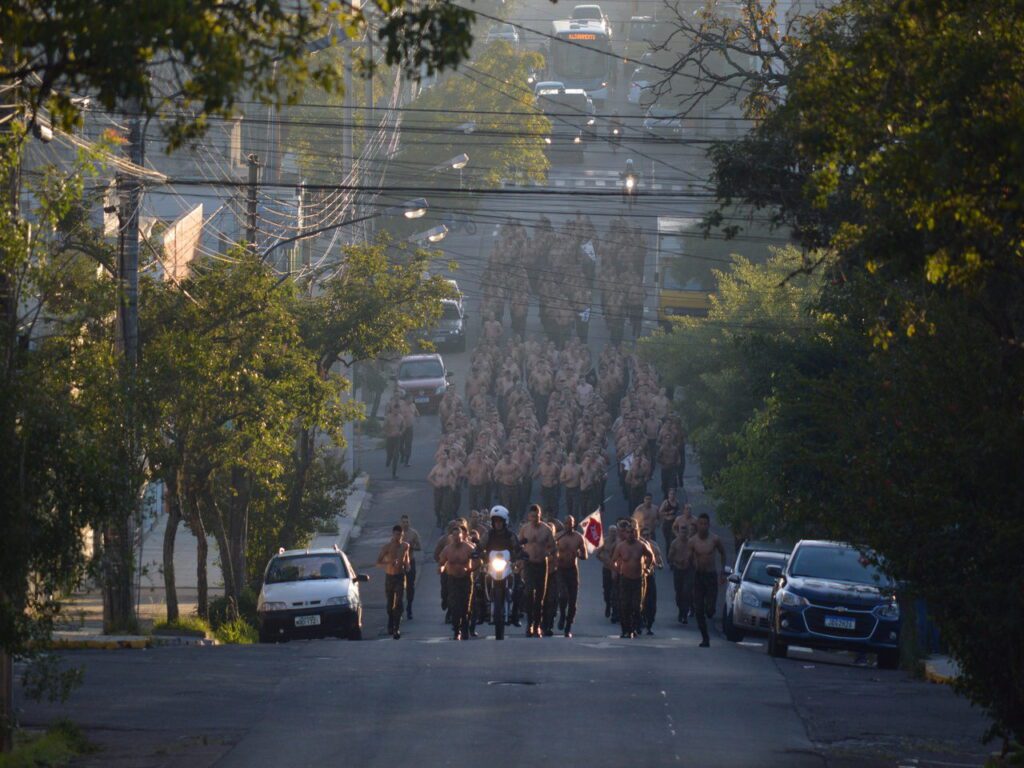 TREINAMENTO FÍSICO MILITAR O Treinamento Físico Militar (TFM) é uma instrução direcionada à preparação física dos integrantes do Exército, com intuito de proporcionar-lhes aptidão para o desempenho das atividades militares, além de contribuir para saúde física e mental. Neste contexto, o 7º Regimento de Cavalaria Mecanizado (7º RC Mec) realizou, no dia 6 de maio de 2022, uma sessão de TFM, a qual dividiu-se em aquecimento, trabalho principal e volta à calma.