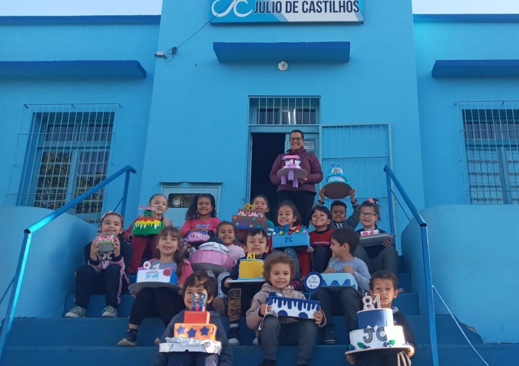 Alunos da pré escola homenageiam Júlio de Castilhos pelos seus 81 anos No mês de abril, a Escola Estadual de Ensino Médio Júlio de Castilhos comemorou 81 anos junto à comunidade santanense e foi homenageada de uma forma diferente pelos alunos. Os alunos das turmas Jardim A e B da EMEI Bem Querer, que utilizam um espaço da Escola, foram desafiados pela professora Andréa Borges Rodrigues a confeccionarem junto com as suas famílias um bolo para comemorar os 81 anos do educandário. Com a proposta pedagógica de unir a família e a escola, Andréa que é professora da rede municipal, sugeriu que cada família fizesse com o aluno, em casa, um bolo com os materiais recicláveis que tivessem no momento. Para professora Andrea, o resultado foi muito criativo, os pais surpreenderam e a comemoração foi pra lá de divertida!