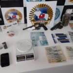 "Operacion Junquillo" con 16 detenidos, droga y armas en Rivera En horas de esta mañana la Direccion de Investigaciones de la Policia de Rivera, puso en marcha la denominada "Operacion Junquillo". En la misma se llevaron adelante un total de 5 allanamientos, con la detención de 16 personas, la incautacion de 2 armas de fuego, droga y varios vehículos. El objetivo de dicha operacion es la aclaracion de los homicidios de Charles Pain y Edgar Pacheco, registrados en Rivera en la jornada del 12 de enero del corriente año. Ampliaremos...