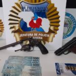 "Operacion Junquillo" con 16 detenidos, droga y armas en Rivera En horas de esta mañana la Direccion de Investigaciones de la Policia de Rivera, puso en marcha la denominada "Operacion Junquillo". En la misma se llevaron adelante un total de 5 allanamientos, con la detención de 16 personas, la incautacion de 2 armas de fuego, droga y varios vehículos. El objetivo de dicha operacion es la aclaracion de los homicidios de Charles Pain y Edgar Pacheco, registrados en Rivera en la jornada del 12 de enero del corriente año. Ampliaremos...