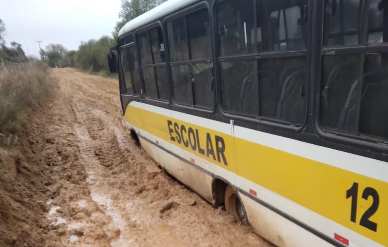 ONIBUS ESCOLAR AO EXTREMO NAS ESTRADAS DE TERRA E ATOLEIROS! 