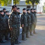 Na última sexta-feira (3), o 7º Regimento de Cavalaria Mecanizado realizou  uma formatura geral com o objetivo de homenagear militares e transmitir recomendações do comando. A cerimonia aconteceu no pátio de e transmitir recomendações do comando e na oportunidade seis militares foram homenageados.  De acordo com o comandante do Regimento, tenente coronel Rafael Polinício Lanza Braga, a formatura geral cumpre com o previsto no Programa “Força da nossa Força”, que visa reconhecer e valorizar militares por seu destacado trabalho.  Receberam os destaques, o 2º Tenente Alexandre Wagner Santos, o 1º Sargento Alexandre Rodrigues Barbosa e o 2º Sargento Wilker Rodrigues de Brito, por terem sido promovidos em 1º de junho de 2022. O 2º Sargento Leandro Poitevin de Oliveira e o 2º Sargento Jackson Roberto Martins Do Canto, por terem concluído o Curso de Aproveitamento de Sargentos e o Pelotão de Manutenção do Regimento, que, sob o comando do 1º Tenente Matheus Malaquias Rodrigues, vem desenvolvendo um excelente trabalho, através de medidas proativas, para conservação e recuperação das viaturas.