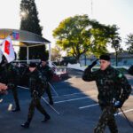 Na última sexta-feira (3), o 7º Regimento de Cavalaria Mecanizado realizou  uma formatura geral com o objetivo de homenagear militares e transmitir recomendações do comando. A cerimonia aconteceu no pátio de e transmitir recomendações do comando e na oportunidade seis militares foram homenageados.  De acordo com o comandante do Regimento, tenente coronel Rafael Polinício Lanza Braga, a formatura geral cumpre com o previsto no Programa “Força da nossa Força”, que visa reconhecer e valorizar militares por seu destacado trabalho.  Receberam os destaques, o 2º Tenente Alexandre Wagner Santos, o 1º Sargento Alexandre Rodrigues Barbosa e o 2º Sargento Wilker Rodrigues de Brito, por terem sido promovidos em 1º de junho de 2022. O 2º Sargento Leandro Poitevin de Oliveira e o 2º Sargento Jackson Roberto Martins Do Canto, por terem concluído o Curso de Aproveitamento de Sargentos e o Pelotão de Manutenção do Regimento, que, sob o comando do 1º Tenente Matheus Malaquias Rodrigues, vem desenvolvendo um excelente trabalho, através de medidas proativas, para conservação e recuperação das viaturas.