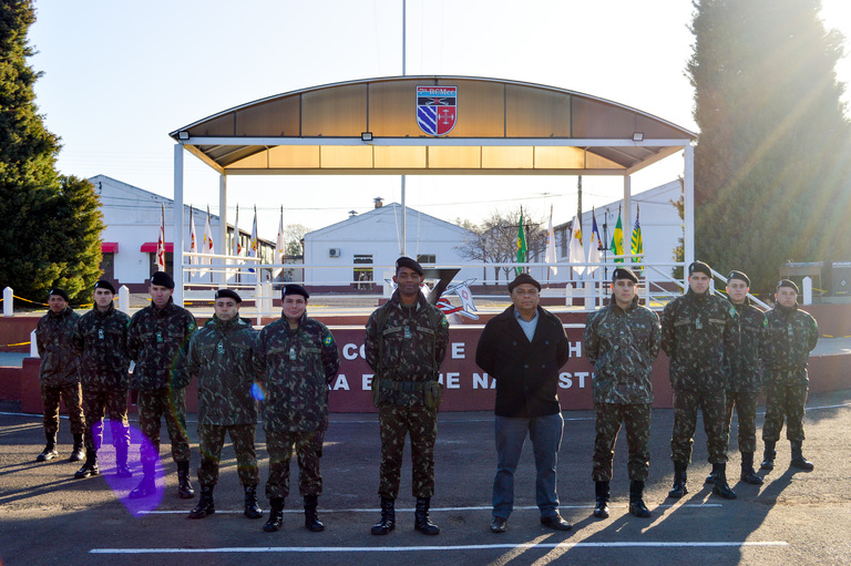 Na última sexta-feira (3), o 7º Regimento de Cavalaria Mecanizado realizou  uma formatura geral com o objetivo de homenagear militares e transmitir recomendações do comando. A cerimonia aconteceu no pátio de e transmitir recomendações do comando e na oportunidade seis militares foram homenageados.  De acordo com o comandante do Regimento, tenente coronel Rafael Polinício Lanza Braga, a formatura geral cumpre com o previsto no Programa “Força da nossa Força”, que visa reconhecer e valorizar militares por seu destacado trabalho.  Receberam os destaques, o 2º Tenente Alexandre Wagner Santos, o 1º Sargento Alexandre Rodrigues Barbosa e o 2º Sargento Wilker Rodrigues de Brito, por terem sido promovidos em 1º de junho de 2022. O 2º Sargento Leandro Poitevin de Oliveira e o 2º Sargento Jackson Roberto Martins Do Canto, por terem concluído o Curso de Aproveitamento de Sargentos e o Pelotão de Manutenção do Regimento, que, sob o comando do 1º Tenente Matheus Malaquias Rodrigues, vem desenvolvendo um excelente trabalho, através de medidas proativas, para conservação e recuperação das viaturas.