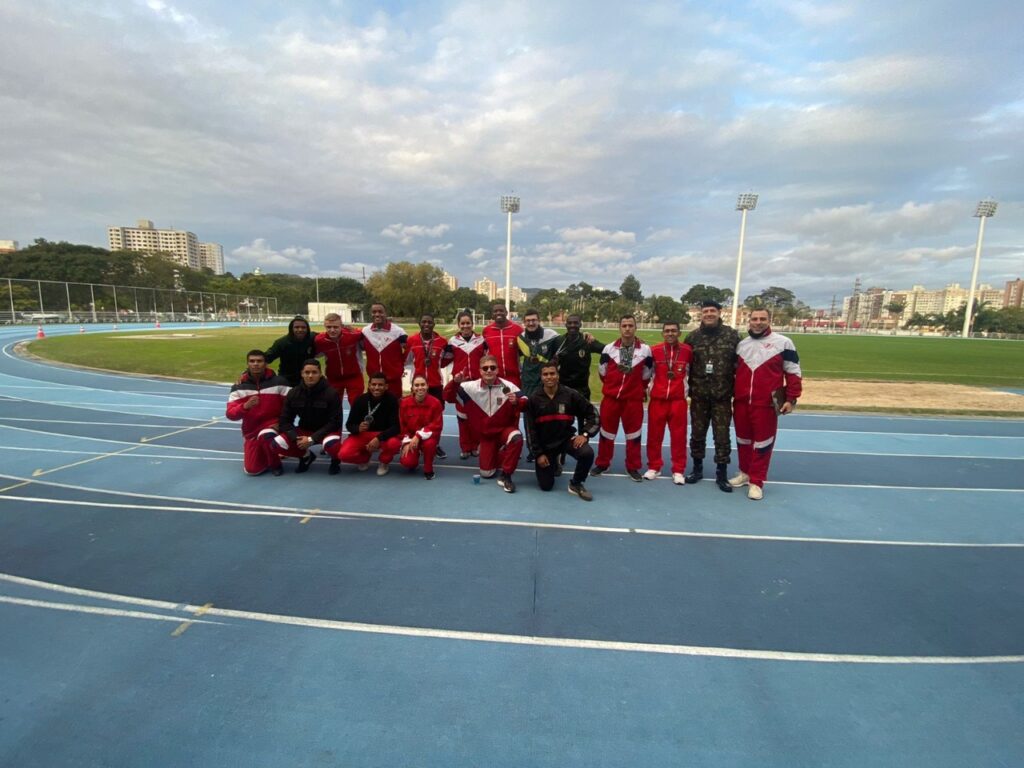 Militares do 7º RC Mec vencem Jogos Desportivos Na última semana, militares do 7º Regimento de Cavalaria Mecanizado, estiveram participando dos Jogos Desportivos do Comando Militar do Sul, que aconteceu nas cidades de Porto Alegre e Santa Maria. De acordo com o comandante do Regimento, tenente coronel Rafael Polinício Lanza Braga, os militares participantes compuseram as equipes desportivas da 6ª Divisão de Exército e conquistaram medalhas nas categorias natação, atletismo e orientação através campo. O 1º tenente Samuel Nardello Pontel recebeu medalhas de 3º lugar nas categorias 100 metros nado costas e 200 metros medley e 2º lugar nas modalidades revezamento 4 x 100 metros nado livre e revezamento 4 x 50 metros nado 4 estilos. O 3º sargento Fabrício Rodrigues Menezes, recebeu medalhas de 1º lugar na prova de 100 metros rasos da modalidade de atletismo. A 3º sargento Franciele Moreira do Espírito Santo, recebeu medalha de 3º lugar na prova de 400 metros rasos da modalidade de atletismo. O cabo Álvaro Garim Menezes recebeu de 1º lugar na prova de lançamento do dardo da modalidade de atletismo. Por último, a 3º sargento Thallyta Santos da Silva recebeu a medalha de 6º lugar individual feminino na modalidade de orientação através campo. “Parabenizamos os militares pela participação e sucesso alcançado na referida competição”, destacou o comandante.