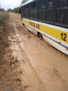 ONIBUS ESCOLAR AO EXTREMO NAS ESTRADAS DE TERRA E ATOLEIROS! 