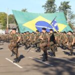 General Vinicius se despede da Guarnição de Santana Do Livramento Por: Seção de Comunicação Social da 2ª Bia AAAe Sant’Ana do Livramento (RS) – Na tarde do dia 26 de julho, a 2ª Bateria de Artilharia Antiaérea (2ª Bia AAAe) participou, da formatura de despedida do General de Brigada Carlos Vinícius Teixeira de Vasconcelos, Comandante da 3ª Brigada de Cavalaria Mecanizada (3ª Bda C Mec), que ocorreu no 7º Regimento de Cavalaria Mecanizado (7º RC Mec), por ocasião da sua nomeação para assumir o cargo de Diretor de Educação Preparatória e Assistencial. O General Vinícius foi recepcionado pelo Comandante do 7º RC Mec e da 2ª Bia AAAe. Ao fazer uso da palavra, o Oficial General agradeceu o excelente trabalho desenvolvido, demonstrou sua satisfação em ter comandado a Brigada Potente e desejou continuado sucesso nas missões futuras. Crédito das Fotos: Ten Iovan e Sr Luís Maria