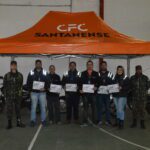 Estágio De Prevenção De Acidente Com Motocicletas Nos dias 4 e 5 de julho de 2022, foi realizado no 7º Regimento de Cavalaria Mecanizado (7º RC Mec), Regimento Brigadeiro Vasco Alves Pereira, o Estágio de Prevenção de Acidente com Motocicleta (EPAM). Durante a atividade foram ministradas pelos instrutores do Centro de Formação de Condutores do município de Santana do Livramento, instruções teóricas e práticas à 104 militares do Regimento, habilitados a pilotar motocicleta. Nas instruções, os instruendos assistiram palestras sobre direção defensiva e em seguida participaram da instrução prática, onde puderam empregar os conhecimentos adquiridos na fase teórica do referido estágio, com a finalidade de proporcionar aos militares uma visão mais ampla e educativa sobre as adversidades e situações encontradas no dia a dia do trânsito. Ao final, como forma de reconhecimento, foi entregue aos instrutores do estágio os Certificados de Agradecimento, oferecido pelo Senhor Tenente Coronel Rafael Polinício Lanza Braga, Comandante do 7º RC Mec. Santana do Livramento – RS, 5 de julho de 2022.