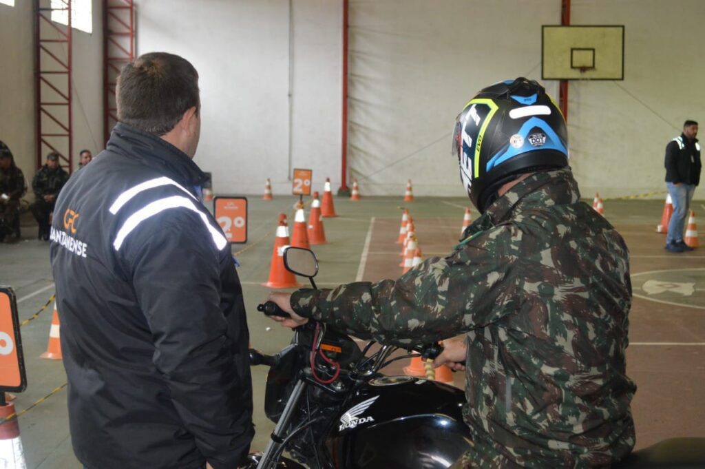 Estágio De Prevenção De Acidente Com Motocicletas Nos dias 4 e 5 de julho de 2022, foi realizado no 7º Regimento de Cavalaria Mecanizado (7º RC Mec), Regimento Brigadeiro Vasco Alves Pereira, o Estágio de Prevenção de Acidente com Motocicleta (EPAM). Durante a atividade foram ministradas pelos instrutores do Centro de Formação de Condutores do município de Santana do Livramento, instruções teóricas e práticas à 104 militares do Regimento, habilitados a pilotar motocicleta. Nas instruções, os instruendos assistiram palestras sobre direção defensiva e em seguida participaram da instrução prática, onde puderam empregar os conhecimentos adquiridos na fase teórica do referido estágio, com a finalidade de proporcionar aos militares uma visão mais ampla e educativa sobre as adversidades e situações encontradas no dia a dia do trânsito. Ao final, como forma de reconhecimento, foi entregue aos instrutores do estágio os Certificados de Agradecimento, oferecido pelo Senhor Tenente Coronel Rafael Polinício Lanza Braga, Comandante do 7º RC Mec. Santana do Livramento – RS, 5 de julho de 2022.