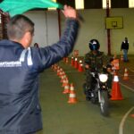 Estágio De Prevenção De Acidente Com Motocicletas Nos dias 4 e 5 de julho de 2022, foi realizado no 7º Regimento de Cavalaria Mecanizado (7º RC Mec), Regimento Brigadeiro Vasco Alves Pereira, o Estágio de Prevenção de Acidente com Motocicleta (EPAM). Durante a atividade foram ministradas pelos instrutores do Centro de Formação de Condutores do município de Santana do Livramento, instruções teóricas e práticas à 104 militares do Regimento, habilitados a pilotar motocicleta. Nas instruções, os instruendos assistiram palestras sobre direção defensiva e em seguida participaram da instrução prática, onde puderam empregar os conhecimentos adquiridos na fase teórica do referido estágio, com a finalidade de proporcionar aos militares uma visão mais ampla e educativa sobre as adversidades e situações encontradas no dia a dia do trânsito. Ao final, como forma de reconhecimento, foi entregue aos instrutores do estágio os Certificados de Agradecimento, oferecido pelo Senhor Tenente Coronel Rafael Polinício Lanza Braga, Comandante do 7º RC Mec. Santana do Livramento – RS, 5 de julho de 2022.