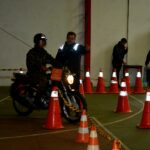 Estágio De Prevenção De Acidente Com Motocicletas Nos dias 4 e 5 de julho de 2022, foi realizado no 7º Regimento de Cavalaria Mecanizado (7º RC Mec), Regimento Brigadeiro Vasco Alves Pereira, o Estágio de Prevenção de Acidente com Motocicleta (EPAM). Durante a atividade foram ministradas pelos instrutores do Centro de Formação de Condutores do município de Santana do Livramento, instruções teóricas e práticas à 104 militares do Regimento, habilitados a pilotar motocicleta. Nas instruções, os instruendos assistiram palestras sobre direção defensiva e em seguida participaram da instrução prática, onde puderam empregar os conhecimentos adquiridos na fase teórica do referido estágio, com a finalidade de proporcionar aos militares uma visão mais ampla e educativa sobre as adversidades e situações encontradas no dia a dia do trânsito. Ao final, como forma de reconhecimento, foi entregue aos instrutores do estágio os Certificados de Agradecimento, oferecido pelo Senhor Tenente Coronel Rafael Polinício Lanza Braga, Comandante do 7º RC Mec. Santana do Livramento – RS, 5 de julho de 2022.