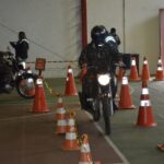 Estágio De Prevenção De Acidente Com Motocicletas Nos dias 4 e 5 de julho de 2022, foi realizado no 7º Regimento de Cavalaria Mecanizado (7º RC Mec), Regimento Brigadeiro Vasco Alves Pereira, o Estágio de Prevenção de Acidente com Motocicleta (EPAM). Durante a atividade foram ministradas pelos instrutores do Centro de Formação de Condutores do município de Santana do Livramento, instruções teóricas e práticas à 104 militares do Regimento, habilitados a pilotar motocicleta. Nas instruções, os instruendos assistiram palestras sobre direção defensiva e em seguida participaram da instrução prática, onde puderam empregar os conhecimentos adquiridos na fase teórica do referido estágio, com a finalidade de proporcionar aos militares uma visão mais ampla e educativa sobre as adversidades e situações encontradas no dia a dia do trânsito. Ao final, como forma de reconhecimento, foi entregue aos instrutores do estágio os Certificados de Agradecimento, oferecido pelo Senhor Tenente Coronel Rafael Polinício Lanza Braga, Comandante do 7º RC Mec. Santana do Livramento – RS, 5 de julho de 2022.