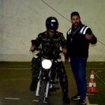 Estágio De Prevenção De Acidente Com Motocicletas Nos dias 4 e 5 de julho de 2022, foi realizado no 7º Regimento de Cavalaria Mecanizado (7º RC Mec), Regimento Brigadeiro Vasco Alves Pereira, o Estágio de Prevenção de Acidente com Motocicleta (EPAM). Durante a atividade foram ministradas pelos instrutores do Centro de Formação de Condutores do município de Santana do Livramento, instruções teóricas e práticas à 104 militares do Regimento, habilitados a pilotar motocicleta. Nas instruções, os instruendos assistiram palestras sobre direção defensiva e em seguida participaram da instrução prática, onde puderam empregar os conhecimentos adquiridos na fase teórica do referido estágio, com a finalidade de proporcionar aos militares uma visão mais ampla e educativa sobre as adversidades e situações encontradas no dia a dia do trânsito. Ao final, como forma de reconhecimento, foi entregue aos instrutores do estágio os Certificados de Agradecimento, oferecido pelo Senhor Tenente Coronel Rafael Polinício Lanza Braga, Comandante do 7º RC Mec. Santana do Livramento – RS, 5 de julho de 2022.