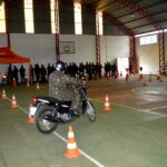 Estágio De Prevenção De Acidente Com Motocicletas Nos dias 4 e 5 de julho de 2022, foi realizado no 7º Regimento de Cavalaria Mecanizado (7º RC Mec), Regimento Brigadeiro Vasco Alves Pereira, o Estágio de Prevenção de Acidente com Motocicleta (EPAM). Durante a atividade foram ministradas pelos instrutores do Centro de Formação de Condutores do município de Santana do Livramento, instruções teóricas e práticas à 104 militares do Regimento, habilitados a pilotar motocicleta. Nas instruções, os instruendos assistiram palestras sobre direção defensiva e em seguida participaram da instrução prática, onde puderam empregar os conhecimentos adquiridos na fase teórica do referido estágio, com a finalidade de proporcionar aos militares uma visão mais ampla e educativa sobre as adversidades e situações encontradas no dia a dia do trânsito. Ao final, como forma de reconhecimento, foi entregue aos instrutores do estágio os Certificados de Agradecimento, oferecido pelo Senhor Tenente Coronel Rafael Polinício Lanza Braga, Comandante do 7º RC Mec. Santana do Livramento – RS, 5 de julho de 2022.