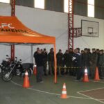 Estágio De Prevenção De Acidente Com Motocicletas Nos dias 4 e 5 de julho de 2022, foi realizado no 7º Regimento de Cavalaria Mecanizado (7º RC Mec), Regimento Brigadeiro Vasco Alves Pereira, o Estágio de Prevenção de Acidente com Motocicleta (EPAM). Durante a atividade foram ministradas pelos instrutores do Centro de Formação de Condutores do município de Santana do Livramento, instruções teóricas e práticas à 104 militares do Regimento, habilitados a pilotar motocicleta. Nas instruções, os instruendos assistiram palestras sobre direção defensiva e em seguida participaram da instrução prática, onde puderam empregar os conhecimentos adquiridos na fase teórica do referido estágio, com a finalidade de proporcionar aos militares uma visão mais ampla e educativa sobre as adversidades e situações encontradas no dia a dia do trânsito. Ao final, como forma de reconhecimento, foi entregue aos instrutores do estágio os Certificados de Agradecimento, oferecido pelo Senhor Tenente Coronel Rafael Polinício Lanza Braga, Comandante do 7º RC Mec. Santana do Livramento – RS, 5 de julho de 2022.