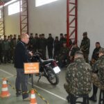 Estágio De Prevenção De Acidente Com Motocicletas Nos dias 4 e 5 de julho de 2022, foi realizado no 7º Regimento de Cavalaria Mecanizado (7º RC Mec), Regimento Brigadeiro Vasco Alves Pereira, o Estágio de Prevenção de Acidente com Motocicleta (EPAM). Durante a atividade foram ministradas pelos instrutores do Centro de Formação de Condutores do município de Santana do Livramento, instruções teóricas e práticas à 104 militares do Regimento, habilitados a pilotar motocicleta. Nas instruções, os instruendos assistiram palestras sobre direção defensiva e em seguida participaram da instrução prática, onde puderam empregar os conhecimentos adquiridos na fase teórica do referido estágio, com a finalidade de proporcionar aos militares uma visão mais ampla e educativa sobre as adversidades e situações encontradas no dia a dia do trânsito. Ao final, como forma de reconhecimento, foi entregue aos instrutores do estágio os Certificados de Agradecimento, oferecido pelo Senhor Tenente Coronel Rafael Polinício Lanza Braga, Comandante do 7º RC Mec. Santana do Livramento – RS, 5 de julho de 2022.