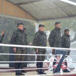 1ª Visita de Inspeção do Comandante da 6ª Divisão de Exército No dia 1º de julho de 2022, o 7º Regimento de Cavalaria Mecanizado (7º RC Mec), Regimento Brigadeiro Vasco Alves Pereira, recebeu a visita do Senhor General de Divisão Alcides Valeriano de Faria Junior, Comandante da 6ª Divisão de Exército (6ª DE), Divisão Voluntários da Pátria e comitiva. A visita iniciou com a recepção do Senhor General de Divisão Alcides na guarda do 7º RC Mec e na sequência ocorreu uma formatura geral da Guarnição Federal de Santana do Livramento no pátio de formatura Tenente Coronel José Ricardo de Abreu Salgado. Logo após, houve a apresentação dos oficiais do Regimento e uma reunião no auditório, onde o Comandante da 6ª DE explanou aos Oficiais, Subtenentes e Sargentos do Regimento sobre assuntos diversos de interesse da Força e incentivo as atividades sociais da família militar. Em seguida, o Senhor Tenente Coronel Rafael Polinício Lanza Braga, Comandante do 7º RC Mec, explanou ao Comandante da 6ª DE sobre a situação operacional, social e administrativa do Regimento, enfatizando os projetos confeccionados com objetivos de proporcionar melhorias as instalações da Unidade, alinhados com a intenção do escalão superior e o Projeto Estratégico do Exército. Ao final, o Comandante do 6ª DE inspecionou o Esquadrão pronto emprego (FORSUL) e as instalações do Regimento. Santana do Livramento – RS, 4 de julho de 2022. Rafael Polinício Lanza Braga – Ten Cel