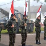 1ª Visita de Inspeção do Comandante da 6ª Divisão de Exército No dia 1º de julho de 2022, o 7º Regimento de Cavalaria Mecanizado (7º RC Mec), Regimento Brigadeiro Vasco Alves Pereira, recebeu a visita do Senhor General de Divisão Alcides Valeriano de Faria Junior, Comandante da 6ª Divisão de Exército (6ª DE), Divisão Voluntários da Pátria e comitiva. A visita iniciou com a recepção do Senhor General de Divisão Alcides na guarda do 7º RC Mec e na sequência ocorreu uma formatura geral da Guarnição Federal de Santana do Livramento no pátio de formatura Tenente Coronel José Ricardo de Abreu Salgado. Logo após, houve a apresentação dos oficiais do Regimento e uma reunião no auditório, onde o Comandante da 6ª DE explanou aos Oficiais, Subtenentes e Sargentos do Regimento sobre assuntos diversos de interesse da Força e incentivo as atividades sociais da família militar. Em seguida, o Senhor Tenente Coronel Rafael Polinício Lanza Braga, Comandante do 7º RC Mec, explanou ao Comandante da 6ª DE sobre a situação operacional, social e administrativa do Regimento, enfatizando os projetos confeccionados com objetivos de proporcionar melhorias as instalações da Unidade, alinhados com a intenção do escalão superior e o Projeto Estratégico do Exército. Ao final, o Comandante do 6ª DE inspecionou o Esquadrão pronto emprego (FORSUL) e as instalações do Regimento. Santana do Livramento – RS, 4 de julho de 2022. Rafael Polinício Lanza Braga – Ten Cel