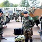 1ª Visita de Inspeção do Comandante da 6ª Divisão de Exército No dia 1º de julho de 2022, o 7º Regimento de Cavalaria Mecanizado (7º RC Mec), Regimento Brigadeiro Vasco Alves Pereira, recebeu a visita do Senhor General de Divisão Alcides Valeriano de Faria Junior, Comandante da 6ª Divisão de Exército (6ª DE), Divisão Voluntários da Pátria e comitiva. A visita iniciou com a recepção do Senhor General de Divisão Alcides na guarda do 7º RC Mec e na sequência ocorreu uma formatura geral da Guarnição Federal de Santana do Livramento no pátio de formatura Tenente Coronel José Ricardo de Abreu Salgado. Logo após, houve a apresentação dos oficiais do Regimento e uma reunião no auditório, onde o Comandante da 6ª DE explanou aos Oficiais, Subtenentes e Sargentos do Regimento sobre assuntos diversos de interesse da Força e incentivo as atividades sociais da família militar. Em seguida, o Senhor Tenente Coronel Rafael Polinício Lanza Braga, Comandante do 7º RC Mec, explanou ao Comandante da 6ª DE sobre a situação operacional, social e administrativa do Regimento, enfatizando os projetos confeccionados com objetivos de proporcionar melhorias as instalações da Unidade, alinhados com a intenção do escalão superior e o Projeto Estratégico do Exército. Ao final, o Comandante do 6ª DE inspecionou o Esquadrão pronto emprego (FORSUL) e as instalações do Regimento. Santana do Livramento – RS, 4 de julho de 2022. Rafael Polinício Lanza Braga – Ten Cel