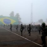 1ª Visita de Inspeção do Comandante da 6ª Divisão de Exército No dia 1º de julho de 2022, o 7º Regimento de Cavalaria Mecanizado (7º RC Mec), Regimento Brigadeiro Vasco Alves Pereira, recebeu a visita do Senhor General de Divisão Alcides Valeriano de Faria Junior, Comandante da 6ª Divisão de Exército (6ª DE), Divisão Voluntários da Pátria e comitiva. A visita iniciou com a recepção do Senhor General de Divisão Alcides na guarda do 7º RC Mec e na sequência ocorreu uma formatura geral da Guarnição Federal de Santana do Livramento no pátio de formatura Tenente Coronel José Ricardo de Abreu Salgado. Logo após, houve a apresentação dos oficiais do Regimento e uma reunião no auditório, onde o Comandante da 6ª DE explanou aos Oficiais, Subtenentes e Sargentos do Regimento sobre assuntos diversos de interesse da Força e incentivo as atividades sociais da família militar. Em seguida, o Senhor Tenente Coronel Rafael Polinício Lanza Braga, Comandante do 7º RC Mec, explanou ao Comandante da 6ª DE sobre a situação operacional, social e administrativa do Regimento, enfatizando os projetos confeccionados com objetivos de proporcionar melhorias as instalações da Unidade, alinhados com a intenção do escalão superior e o Projeto Estratégico do Exército. Ao final, o Comandante do 6ª DE inspecionou o Esquadrão pronto emprego (FORSUL) e as instalações do Regimento. Santana do Livramento – RS, 4 de julho de 2022. Rafael Polinício Lanza Braga – Ten Cel