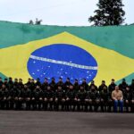 1ª Visita de Inspeção do Comandante da 6ª Divisão de Exército No dia 1º de julho de 2022, o 7º Regimento de Cavalaria Mecanizado (7º RC Mec), Regimento Brigadeiro Vasco Alves Pereira, recebeu a visita do Senhor General de Divisão Alcides Valeriano de Faria Junior, Comandante da 6ª Divisão de Exército (6ª DE), Divisão Voluntários da Pátria e comitiva. A visita iniciou com a recepção do Senhor General de Divisão Alcides na guarda do 7º RC Mec e na sequência ocorreu uma formatura geral da Guarnição Federal de Santana do Livramento no pátio de formatura Tenente Coronel José Ricardo de Abreu Salgado. Logo após, houve a apresentação dos oficiais do Regimento e uma reunião no auditório, onde o Comandante da 6ª DE explanou aos Oficiais, Subtenentes e Sargentos do Regimento sobre assuntos diversos de interesse da Força e incentivo as atividades sociais da família militar. Em seguida, o Senhor Tenente Coronel Rafael Polinício Lanza Braga, Comandante do 7º RC Mec, explanou ao Comandante da 6ª DE sobre a situação operacional, social e administrativa do Regimento, enfatizando os projetos confeccionados com objetivos de proporcionar melhorias as instalações da Unidade, alinhados com a intenção do escalão superior e o Projeto Estratégico do Exército. Ao final, o Comandante do 6ª DE inspecionou o Esquadrão pronto emprego (FORSUL) e as instalações do Regimento. Santana do Livramento – RS, 4 de julho de 2022. Rafael Polinício Lanza Braga – Ten Cel