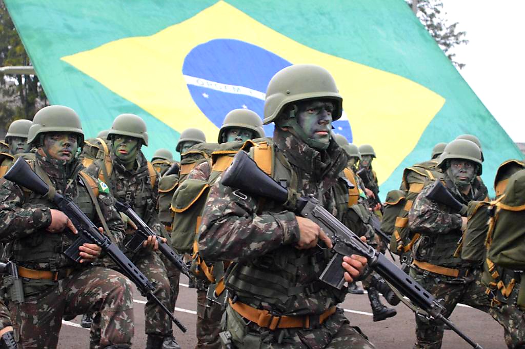 1ª Visita de Inspeção do Comandante da 6ª Divisão de Exército No dia 1º de julho de 2022, o 7º Regimento de Cavalaria Mecanizado (7º RC Mec), Regimento Brigadeiro Vasco Alves Pereira, recebeu a visita do Senhor General de Divisão Alcides Valeriano de Faria Junior, Comandante da 6ª Divisão de Exército (6ª DE), Divisão Voluntários da Pátria e comitiva. A visita iniciou com a recepção do Senhor General de Divisão Alcides na guarda do 7º RC Mec e na sequência ocorreu uma formatura geral da Guarnição Federal de Santana do Livramento no pátio de formatura Tenente Coronel José Ricardo de Abreu Salgado. Logo após, houve a apresentação dos oficiais do Regimento e uma reunião no auditório, onde o Comandante da 6ª DE explanou aos Oficiais, Subtenentes e Sargentos do Regimento sobre assuntos diversos de interesse da Força e incentivo as atividades sociais da família militar. Em seguida, o Senhor Tenente Coronel Rafael Polinício Lanza Braga, Comandante do 7º RC Mec, explanou ao Comandante da 6ª DE sobre a situação operacional, social e administrativa do Regimento, enfatizando os projetos confeccionados com objetivos de proporcionar melhorias as instalações da Unidade, alinhados com a intenção do escalão superior e o Projeto Estratégico do Exército. Ao final, o Comandante do 6ª DE inspecionou o Esquadrão pronto emprego (FORSUL) e as instalações do Regimento. Santana do Livramento – RS, 4 de julho de 2022. Rafael Polinício Lanza Braga – Ten Cel