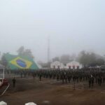 1ª Visita de Inspeção do Comandante da 6ª Divisão de Exército No dia 1º de julho de 2022, o 7º Regimento de Cavalaria Mecanizado (7º RC Mec), Regimento Brigadeiro Vasco Alves Pereira, recebeu a visita do Senhor General de Divisão Alcides Valeriano de Faria Junior, Comandante da 6ª Divisão de Exército (6ª DE), Divisão Voluntários da Pátria e comitiva. A visita iniciou com a recepção do Senhor General de Divisão Alcides na guarda do 7º RC Mec e na sequência ocorreu uma formatura geral da Guarnição Federal de Santana do Livramento no pátio de formatura Tenente Coronel José Ricardo de Abreu Salgado. Logo após, houve a apresentação dos oficiais do Regimento e uma reunião no auditório, onde o Comandante da 6ª DE explanou aos Oficiais, Subtenentes e Sargentos do Regimento sobre assuntos diversos de interesse da Força e incentivo as atividades sociais da família militar. Em seguida, o Senhor Tenente Coronel Rafael Polinício Lanza Braga, Comandante do 7º RC Mec, explanou ao Comandante da 6ª DE sobre a situação operacional, social e administrativa do Regimento, enfatizando os projetos confeccionados com objetivos de proporcionar melhorias as instalações da Unidade, alinhados com a intenção do escalão superior e o Projeto Estratégico do Exército. Ao final, o Comandante do 6ª DE inspecionou o Esquadrão pronto emprego (FORSUL) e as instalações do Regimento. Santana do Livramento – RS, 4 de julho de 2022. Rafael Polinício Lanza Braga – Ten Cel