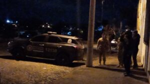 “Quem portava esse objeto e qual a origem dele, tudo isso está sendo investigado”, destacou o comandante do 2º RP Mon Um fim de semana atípico trouxe alerta às autoridades policiais e deixou a população santanense assustada, após uma granada ser encontrada na rua Júlio de Castilhos, no centro de Sant’Ana do Livramento. O objeto explosivo, de uso restrito das forças de segurança nacional, foi avistado por moradores, no final da noite de sábado (16), que prontamente acionaram as autoridades competentes. O comandante do 2º RPMon, Major Aníbal Silveira, explicou que o protocolo da Brigada Militar, nestes momentos, é isolar o local, a fim de evitar qualquer incidente e acionar a equipe especializada, da cidade de Porto Alegre, que é o Batalhão de Operações Especiais (BOPE). “O Corpo de Bombeiros identificou que se tratava de uma granada e realizou já o primeiro isolamento. Num primeiro momento, nossa Força Tática identificou que se tratava de um equipamento menos letal, sendo uma granada luz e som que se utiliza para tomada de ponto. No entanto, como é um equipamento, ou um artefato, que poderia ter sido alterado e até modificado, a nossa FT não fez qualquer ação em cima desse objeto. Acionamos o nosso protocolo de segurança, juntamente com o Batalhão de Operações Policiais Especiais (Bope), que dispõe de todo equipamento antiexplosivo”, explicou o comandante. De acordo com o major, as investigações, a partir de agora, continuam, conjuntamente com a Polícia Civil, para apurar a autoria dos disparos efetuados instantes antes de ser encontrada a granada. “Trata-se de um fato criminoso, um objeto de uso restrito, podemos considerar até como artefato semelhante a uma arma de fogo, que se caracteriza por ter restrição. Então, quem portava esse objeto, qual a origem dele, tudo isso deve ser investigado, estamos à disposição da Polícia Civil com as informações que nós dispomos e colhemos, mas compete ao inquérito policial a identificação da origem desse material”, salientou Silveira.