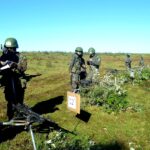 INSTRUÇÃO INDIVIDUAL DE QUALIFICAÇÃO – EXERCÍCIO NO TERRENO No período de 18 a 21 de julho de 2022, o 7º Regimento de Cavalaria Mecanizado (7º RC Mec), “Regimento Brigadeiro Vasco Alves Pereira”, realizou o exercício no terreno que coroou o período de Instrução Individual de Qualificação aos soldados do Efetivo Variável (EV) incorporados no corrente ano. Durante a atividade, os soldados colocaram em prática o conhecimento adquirido nas instruções ministradas no interior do aquartelamento referente as Qualificações Militares (QM) do Pelotão de Cavalaria Mecanizado e área Técnica. Na oportunidade, ao início de cada jornada, os soldados participaram de sessões de Treinamento Físico Militar (TFM) e em seguida, de uma formatura matinal, onde eram observados a situação da higidez física e manutenção do armamento individual. O exercício que teve por finalidade formar o soldado nas diversas QM (Grupo de Exploradores, Seção VBR, Grupo de Combate, Peça de Apoio e área Técnica), habilitou os militares a desempenharem funções em Operações de Defesa Externa futuras e outras atividades dentro do quartel, além de proporcionar o desenvolvimento de vários atributos da área afetiva, como a abnegação, coragem, espírito de corpo, resiliência e dedicação. O Senhor Tenente Coronel Rafael Polinício Lanza Braga, Comandante do 7º RC Mec, parabeniza aos soldados do efetivo variável por concluírem o período de Instrução Individual de Qualificação com aproveitamento. Santana do Livramento – RS, 22 de julho de 2022. RAFAEL POLINÍCIO LANZA BRAGA – Ten Cel Comandante do 7º Regimento de Cavalaria Mecanizado