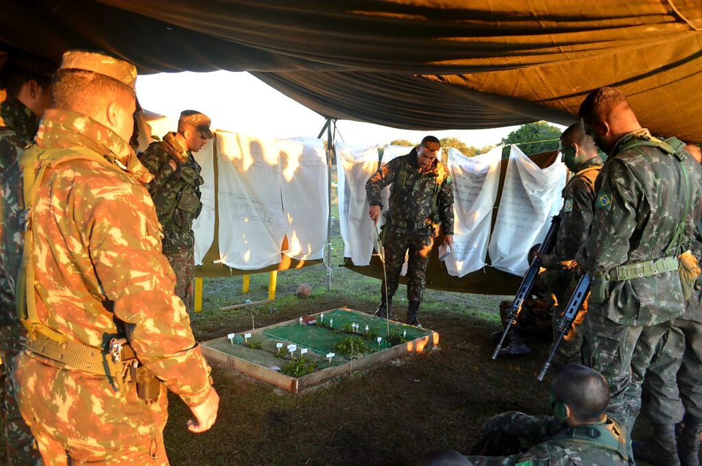 INSTRUÇÃO INDIVIDUAL DE QUALIFICAÇÃO – EXERCÍCIO NO TERRENO No período de 18 a 21 de julho de 2022, o 7º Regimento de Cavalaria Mecanizado (7º RC Mec), “Regimento Brigadeiro Vasco Alves Pereira”, realizou o exercício no terreno que coroou o período de Instrução Individual de Qualificação aos soldados do Efetivo Variável (EV) incorporados no corrente ano. Durante a atividade, os soldados colocaram em prática o conhecimento adquirido nas instruções ministradas no interior do aquartelamento referente as Qualificações Militares (QM) do Pelotão de Cavalaria Mecanizado e área Técnica. Na oportunidade, ao início de cada jornada, os soldados participaram de sessões de Treinamento Físico Militar (TFM) e em seguida, de uma formatura matinal, onde eram observados a situação da higidez física e manutenção do armamento individual. O exercício que teve por finalidade formar o soldado nas diversas QM (Grupo de Exploradores, Seção VBR, Grupo de Combate, Peça de Apoio e área Técnica), habilitou os militares a desempenharem funções em Operações de Defesa Externa futuras e outras atividades dentro do quartel, além de proporcionar o desenvolvimento de vários atributos da área afetiva, como a abnegação, coragem, espírito de corpo, resiliência e dedicação. O Senhor Tenente Coronel Rafael Polinício Lanza Braga, Comandante do 7º RC Mec, parabeniza aos soldados do efetivo variável por concluírem o período de Instrução Individual de Qualificação com aproveitamento. Santana do Livramento – RS, 22 de julho de 2022. RAFAEL POLINÍCIO LANZA BRAGA – Ten Cel Comandante do 7º Regimento de Cavalaria Mecanizado