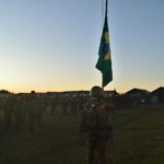 INSTRUÇÃO INDIVIDUAL DE QUALIFICAÇÃO – EXERCÍCIO NO TERRENO No período de 18 a 21 de julho de 2022, o 7º Regimento de Cavalaria Mecanizado (7º RC Mec), “Regimento Brigadeiro Vasco Alves Pereira”, realizou o exercício no terreno que coroou o período de Instrução Individual de Qualificação aos soldados do Efetivo Variável (EV) incorporados no corrente ano. Durante a atividade, os soldados colocaram em prática o conhecimento adquirido nas instruções ministradas no interior do aquartelamento referente as Qualificações Militares (QM) do Pelotão de Cavalaria Mecanizado e área Técnica. Na oportunidade, ao início de cada jornada, os soldados participaram de sessões de Treinamento Físico Militar (TFM) e em seguida, de uma formatura matinal, onde eram observados a situação da higidez física e manutenção do armamento individual. O exercício que teve por finalidade formar o soldado nas diversas QM (Grupo de Exploradores, Seção VBR, Grupo de Combate, Peça de Apoio e área Técnica), habilitou os militares a desempenharem funções em Operações de Defesa Externa futuras e outras atividades dentro do quartel, além de proporcionar o desenvolvimento de vários atributos da área afetiva, como a abnegação, coragem, espírito de corpo, resiliência e dedicação. O Senhor Tenente Coronel Rafael Polinício Lanza Braga, Comandante do 7º RC Mec, parabeniza aos soldados do efetivo variável por concluírem o período de Instrução Individual de Qualificação com aproveitamento. Santana do Livramento – RS, 22 de julho de 2022. RAFAEL POLINÍCIO LANZA BRAGA – Ten Cel Comandante do 7º Regimento de Cavalaria Mecanizado