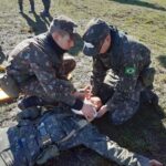 INSTRUÇÃO INDIVIDUAL DE QUALIFICAÇÃO – EXERCÍCIO NO TERRENO No período de 18 a 21 de julho de 2022, o 7º Regimento de Cavalaria Mecanizado (7º RC Mec), “Regimento Brigadeiro Vasco Alves Pereira”, realizou o exercício no terreno que coroou o período de Instrução Individual de Qualificação aos soldados do Efetivo Variável (EV) incorporados no corrente ano. Durante a atividade, os soldados colocaram em prática o conhecimento adquirido nas instruções ministradas no interior do aquartelamento referente as Qualificações Militares (QM) do Pelotão de Cavalaria Mecanizado e área Técnica. Na oportunidade, ao início de cada jornada, os soldados participaram de sessões de Treinamento Físico Militar (TFM) e em seguida, de uma formatura matinal, onde eram observados a situação da higidez física e manutenção do armamento individual. O exercício que teve por finalidade formar o soldado nas diversas QM (Grupo de Exploradores, Seção VBR, Grupo de Combate, Peça de Apoio e área Técnica), habilitou os militares a desempenharem funções em Operações de Defesa Externa futuras e outras atividades dentro do quartel, além de proporcionar o desenvolvimento de vários atributos da área afetiva, como a abnegação, coragem, espírito de corpo, resiliência e dedicação. O Senhor Tenente Coronel Rafael Polinício Lanza Braga, Comandante do 7º RC Mec, parabeniza aos soldados do efetivo variável por concluírem o período de Instrução Individual de Qualificação com aproveitamento. Santana do Livramento – RS, 22 de julho de 2022. RAFAEL POLINÍCIO LANZA BRAGA – Ten Cel Comandante do 7º Regimento de Cavalaria Mecanizado