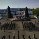 FORMATURA DE DESPEDIDA DO COMANDANTE DA 3ª BRIGADA DE CAVALARIA MECANIZADA No dia 26 de julho de 2022, foi realizada no pátio de formaturas “Tenente Coronel José Ricardo de Abreu Salgado”, no 7º Regimento de Cavalaria Mecanizado (7º RC Mec), uma formatura geral com objetivo de prestar as homenagens e despedidas da Guarnição Federal de Santana do Livramento ao Senhor General de Brigada Carlos Vinícius Teixeira de Vasconcelos, Comandante da 3ª Brigada de Cavalaria Mecanizada (3ª Bda C Mec), por estar passando o comando daquela Grande Unidade. Ao fazer uso da palavra, o Senhor General Vinícius agradeceu a receptividade e externou o profissionalismo e o comprometimento dos militares do 7º RC Mec no cumprimento de suas missões, principalmente àquelas impostas pela 3ª Bda C Mec. O Senhor Tenente Coronel Rafael Polinício Lanza Braga, Comandante do 7º RC Mec, em nome dos integrantes do 7ª de Cavalaria, deseja ao Senhor General de Brigada Vinícius muitas felicidades e sucesso continuado em futuras missões, juntamente com sua digníssima família.