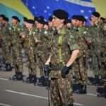 FORMATURA DE DESPEDIDA DO COMANDANTE DA 3ª BRIGADA DE CAVALARIA MECANIZADA No dia 26 de julho de 2022, foi realizada no pátio de formaturas “Tenente Coronel José Ricardo de Abreu Salgado”, no 7º Regimento de Cavalaria Mecanizado (7º RC Mec), uma formatura geral com objetivo de prestar as homenagens e despedidas da Guarnição Federal de Santana do Livramento ao Senhor General de Brigada Carlos Vinícius Teixeira de Vasconcelos, Comandante da 3ª Brigada de Cavalaria Mecanizada (3ª Bda C Mec), por estar passando o comando daquela Grande Unidade. Ao fazer uso da palavra, o Senhor General Vinícius agradeceu a receptividade e externou o profissionalismo e o comprometimento dos militares do 7º RC Mec no cumprimento de suas missões, principalmente àquelas impostas pela 3ª Bda C Mec. O Senhor Tenente Coronel Rafael Polinício Lanza Braga, Comandante do 7º RC Mec, em nome dos integrantes do 7ª de Cavalaria, deseja ao Senhor General de Brigada Vinícius muitas felicidades e sucesso continuado em futuras missões, juntamente com sua digníssima família.