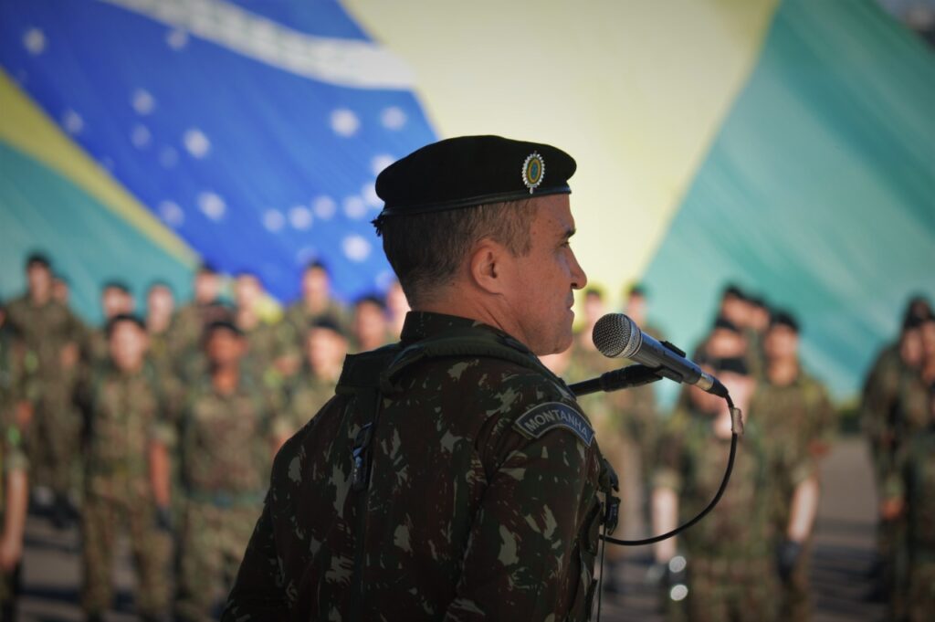 FORMATURA DE DESPEDIDA DO COMANDANTE DA 3ª BRIGADA DE CAVALARIA MECANIZADA No dia 26 de julho de 2022, foi realizada no pátio de formaturas “Tenente Coronel José Ricardo de Abreu Salgado”, no 7º Regimento de Cavalaria Mecanizado (7º RC Mec), uma formatura geral com objetivo de prestar as homenagens e despedidas da Guarnição Federal de Santana do Livramento ao Senhor General de Brigada Carlos Vinícius Teixeira de Vasconcelos, Comandante da 3ª Brigada de Cavalaria Mecanizada (3ª Bda C Mec), por estar passando o comando daquela Grande Unidade. Ao fazer uso da palavra, o Senhor General Vinícius agradeceu a receptividade e externou o profissionalismo e o comprometimento dos militares do 7º RC Mec no cumprimento de suas missões, principalmente àquelas impostas pela 3ª Bda C Mec. O Senhor Tenente Coronel Rafael Polinício Lanza Braga, Comandante do 7º RC Mec, em nome dos integrantes do 7ª de Cavalaria, deseja ao Senhor General de Brigada Vinícius muitas felicidades e sucesso continuado em futuras missões, juntamente com sua digníssima família.