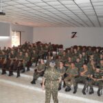 Na última terça-feira (26), os militares do efetivo variável do 7º Regimento de Cavalaria Mecanizado (7º RC Mec) assistiram uma palestra sobre educação financeira, no auditório da unidade.  A palestra foi ministrada pelo 1º sargento Dário Leonardo Ribeiro Menezes Silveira e teve por objetivo demonstrar ao público a importância de ter uma consciência financeira saudável, além de ser apresentadas opções para guardar dinheiro, investir em bens imóveis e no próprio crescimento profissional, evitando assim o endividamento. A atividade foi uma iniciativa do subtenente Leandro Francisco Cavalheiro, Adjunto de Comando do 7º RC Mec, constante no calendário do Programa de Valorização da Vida (PVV) do Regimento.