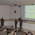 Na última terça-feira (26), os militares do efetivo variável do 7º Regimento de Cavalaria Mecanizado (7º RC Mec) assistiram uma palestra sobre educação financeira, no auditório da unidade.  A palestra foi ministrada pelo 1º sargento Dário Leonardo Ribeiro Menezes Silveira e teve por objetivo demonstrar ao público a importância de ter uma consciência financeira saudável, além de ser apresentadas opções para guardar dinheiro, investir em bens imóveis e no próprio crescimento profissional, evitando assim o endividamento. A atividade foi uma iniciativa do subtenente Leandro Francisco Cavalheiro, Adjunto de Comando do 7º RC Mec, constante no calendário do Programa de Valorização da Vida (PVV) do Regimento.