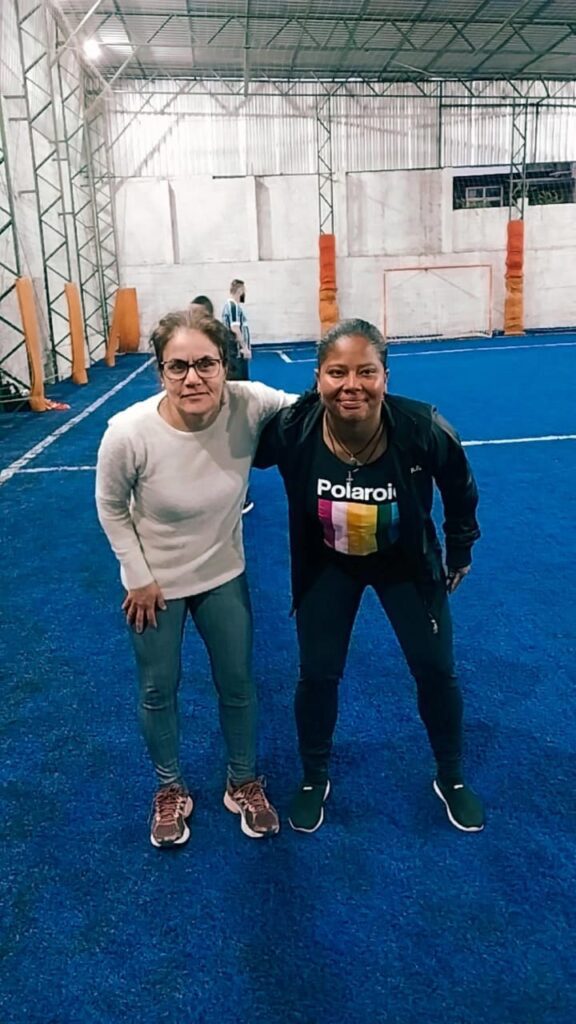 GreNal em benefício da Fran aconteceu nesse domingo Amistosos beneficentes são realizados uma vez ao mês em benefício das atletas Munidas de talento para o futebol, força de vontade e persistência, um time de mulheres se reúne uma vez por mês em prol da solidariedade, e desta vez o amistoso aconteceu em benefício da meia atacante Fran Xavier. O jogo aconteceu na quadra da Arena Sports, contou com a participação de mais de cinco times e do grupo de pagode Mulekes da Noite. De acordo com Claudia Soltau, organizadora dos GreNais, os jogos são sempre em benefício de alguma atleta, seja para custear tratamentos médicos, seja para ajuda em forma de alimentos. “Eles acontecem sempre em beneficio de uma atleta, para custear algum tratamento médico, para cestas básicas ou medicações, e este é o 6º GreNal em benefício da Fran”, explicou Claudia. A renda arrecada no jogo será revertida para custeio da alimentação e das passagens de ônibus da Fran que deverá se deslocar para as cidades onde acontecem os jogos. Conheça a história da Fran Franciele Xavier Zacarias, de 26 anos, atua como meia atacante e neste ano ganhou a oportunidade de atuar no time feminino do Guarani de Bagé. Desde pequena mostrou o seu talento para o futebol, mas foi no Esporte Clube 14 de Julho que recebeu a oportunidade de atuar em outros times. “É uma alegria jogar pelo Guarani, de Bagé. Jogo desde pequena. Comecei a jogar com os meninos nas escolinhas e depois entrei no 14 e tive a oportunidade de jogar no Guarani”, destacou Fran. Fran estreará no próximo domingo (14), contra o Elite Clube Desportivo, na cidade de Santo Ângelo, onde acontece a terceira rodada do Gauchão feminino. “É a minha estreia. Estou muito ansiosa, querendo já estar lá, não sei qual vai ser a adrenalina mas sei que vai ser bom. Quero dar orgulho pra todo mundo e pra meninas que jogam”, enfatizou Fran. Para colaborar com a Fran, basta entrar em contato pelo telefone (55) 99960-2596.