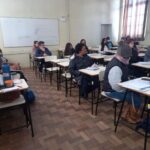 O Curso de Cuidadora de Idosos(as) é gratuito, presencial e tem carga horária de 20h. Trata-se de uma parceria entre UERGS, Casa de Economia Solidária de Santana do Livramento, Incubadora de EES Fronteira da Paz, Unipampa, Santa Casa de Misericórdia de Santana de Livramento e Secretaria Municipal de Assistência Social de Santana do Livramento. As dez aulas de duas horas cada serão realizadas em quintas-feiras, no turno da tarde na Unipampa. Serão trabalhados os seguintes temas: Aula 01 – Envelhecer, direitos dos idosos, legislação Aula 02 – Cuidador(a) de idosos(as) – o que faz? quais são os limites? Aula 03 – Principais doenças de idosos(as) e cuidados Aula 04 – Como cuidar do(a) idoso(a) sem adoecer e como se relacionar bem com a família Aula 05 – Mobilidade reduzida e prevenção de acidentes domiciliares Aula 06 – Primeiros socorros Aula 07 – Práticas básicas do(a) cuidador(a) Aula 08 – Higiene (banho de leito, feridas...) Aula 09 – Atividades físicas Aula 10 - Alimentação. Participam do curso mais de vinte mulheres de diferentes bairros da cidade. Além dessa etapa formativa, elas também estão participando de formação sobre economia solidária, oficinas de preparação para o trabalho e formação sobre limpeza. Ao final do projeto, será criada uma cooperativa de mulheres que limpam e que cuidam de idosos na cidade.