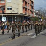 DESFILE NO DEPARTAMENTO DE RIVERA – REPÚBLICA ORIENTAL DO URUGUAI O 7º Regimento de Cavalaria Mecanizado (7º RC Mec) participou, no dia 25 de agosto de 2022, do Desfile Cívico Militar no Departamento de Rivera – República Oriental do Uruguai (ROU), representando o Exército Brasileiro. O evento teve por objetivo comemorar a Independência do Uruguai e o 7º RC Mec, localizado no município de Santana do Livramento que faz divisa com o Departamento de Rivera – ROU, esteve presente no desfile com uma Guarda Bandeira e Estandartes Históricos, Pelotão FORSUL (Força Pronto Emprego) e Fanfarra, totalizando 74 militares. Santana do Livramento – RS, 25 de agosto de 2022 RAFAEL POLINÍCIO LANZA BRAGA – Ten Cel