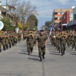 DESFILE NO DEPARTAMENTO DE RIVERA – REPÚBLICA ORIENTAL DO URUGUAI O 7º Regimento de Cavalaria Mecanizado (7º RC Mec) participou, no dia 25 de agosto de 2022, do Desfile Cívico Militar no Departamento de Rivera – República Oriental do Uruguai (ROU), representando o Exército Brasileiro. O evento teve por objetivo comemorar a Independência do Uruguai e o 7º RC Mec, localizado no município de Santana do Livramento que faz divisa com o Departamento de Rivera – ROU, esteve presente no desfile com uma Guarda Bandeira e Estandartes Históricos, Pelotão FORSUL (Força Pronto Emprego) e Fanfarra, totalizando 74 militares. Santana do Livramento – RS, 25 de agosto de 2022 RAFAEL POLINÍCIO LANZA BRAGA – Ten Cel